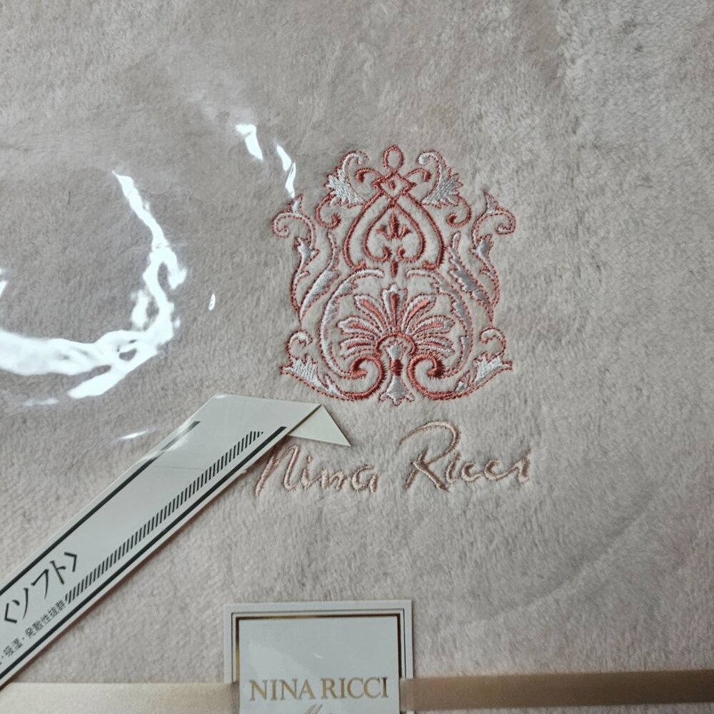 Nina Ricci Blanket - Picture 6 of 16